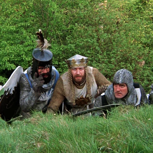 Kadr z filmu „Monty Python i Święty Graal” (1975).