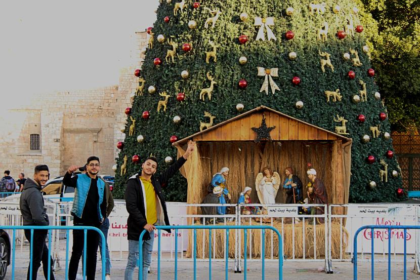 Malik (pierwszy z prawej) i Tamer (pierwszy z lewej) pod żłóbkiem na wprost wejścia do Bazyliki Narodzenia