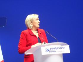 Marine Le Pen, szefowa Frontu Narodowego twierdzi, że sprzedając lotniska, państwo pozbawia się kontroli nad „pierwszą granicą” Francji.