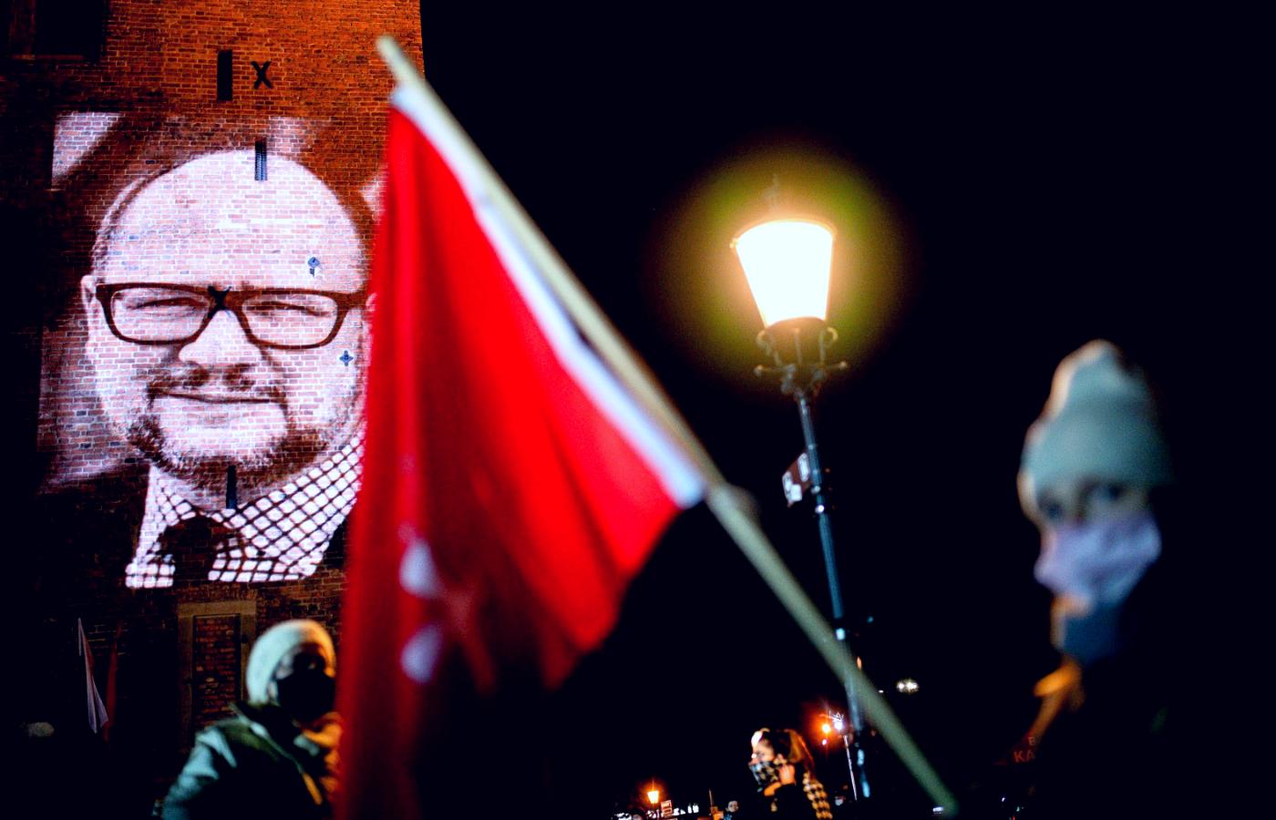 Portret Pawła Adamowicza wyświetlony na Katowni. Pierwsza rocznica śmierci prezydenta Gdańska