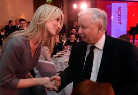 Komplementy najcięższego kalibru warto zarezerwować dla prezesa. Na zdjęciu: Magdalena Ogórek na uroczystości wręczenia nagrody Człowieka Roku Tygodnika Wprost.