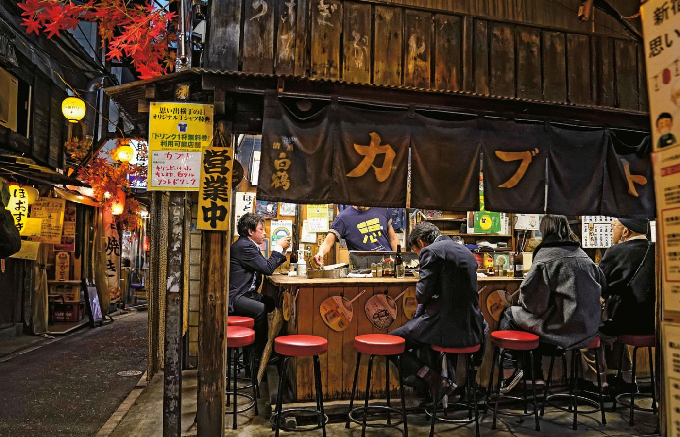 Bar w Shinjuku, największej dzielnicy rozrywkowej w Tokio.