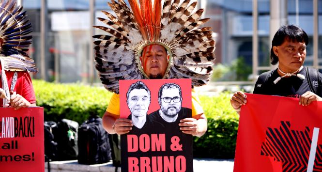 Brytyjski reporter Dom Phillips i Bruno Pereira zamordowani w Amazonii, protest rdzennych mieszkańców w Brukseli, 16 czerwca 2022 r.