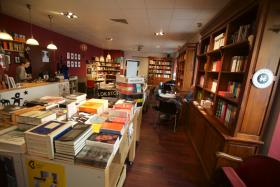 Lokator, Kraków, ul. Mostowa 11. Dlaczego warto prowadzić księgarnię kameralną?Dla tworzenia dobrej i wygodnej przestrzeni dla książki i czytelnika. Dla autorskiego doboru tytułów i kształtowania gustów czytelniczych.Dla doceniania książek ważnych a niszowych, by nie przepadły wśród promocji. Dla własnej satysfakcji jako czytelnika i wydawcy.2. Skąd pomysł na taką, a nie inną nazwę księgarni?Nazwa pochodzi od książki „Chimeryczny lokator”, mistrza absurdu Rolanda Topora, spopularyzowanej zresztą na srebrnym ekranie przez Romana Polańskiego  (wersję kinową też bardzo lubimy). — Piotr Kaliński.