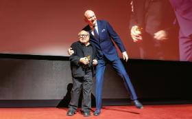 Toruński EnergaCamerimage. W tym roku festiwal jest w całości online (na fot. aktor Danny DeVito z prezydentem miasta Michałem Zaleskim, 2019 r.).