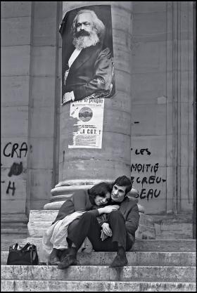 Paryż, maj 1968 r. Studenci na schodach Sorbony.