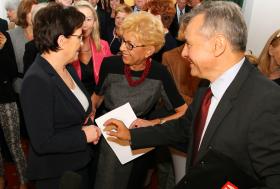 Tuż przed ogłoszeniem wyników tegorocznego rankingu. Nagrody wręczał redaktor naczelny POLITYKI Jerzy Baczyński. Uzasadnienia odczytywała Janina Paradowska. Tutaj: z Ewą Kopacz.