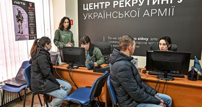 Ukraińcy szturmują WKU (na fot. nowa komenda w Zaporożu) głównie po to, by uzupełnić dane.