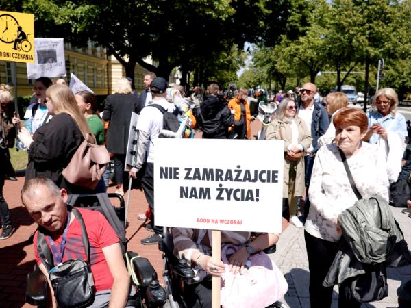 Protest w Warszawie w sprawie uchwalenia ustawy o asystencji osobistej, maj 2025 r.