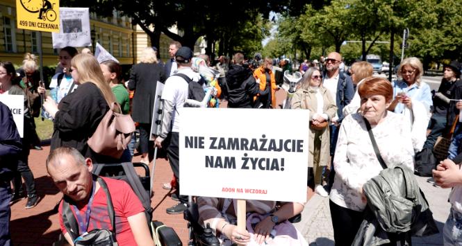 Protest w Warszawie w sprawie uchwalenia ustawy o asystencji osobistej, maj 2025 r.