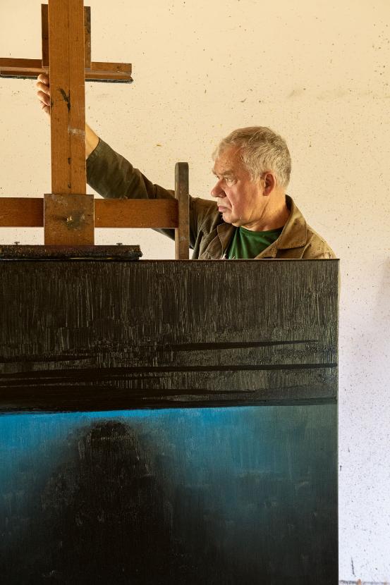 W pracowni w rodzinnych Dołhobrodach na Podlasiu. Baj maluje ze swojej ziemi, a właściwie z wody – tak to widzi jego przyjaciel i mentor, starszy o 20 lat pisarz Wiesław Myśliwski.