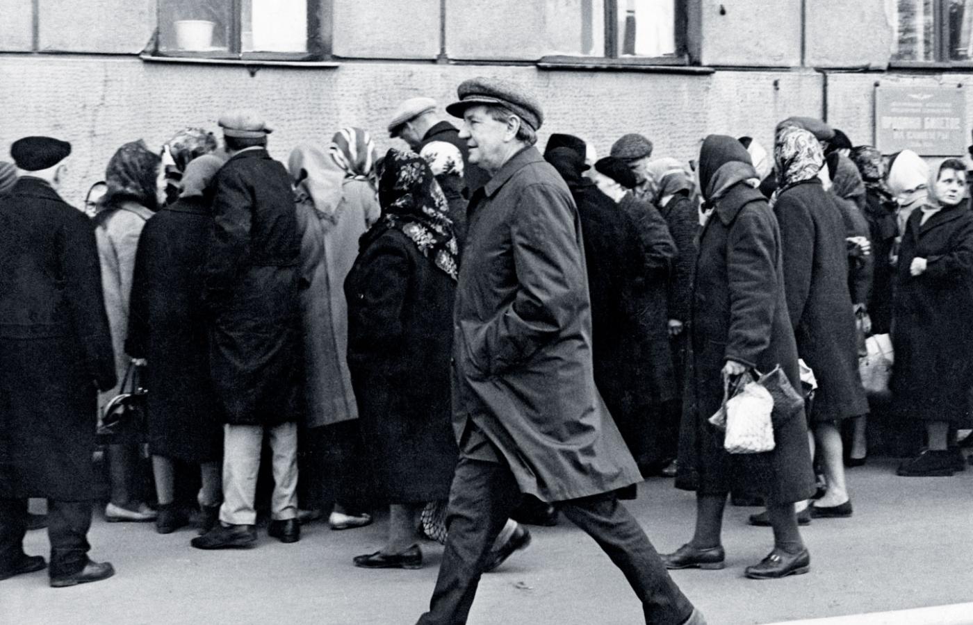 Kim Philby, najsłynniejszy sowiecki szpieg z tzw. pierścienia z Cambridge, już po ucieczce do ZSRR, na ulicach Moskwy, 1968 r.