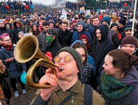 Trzy dni po demonstracjach (na fot. w Sankt Petersburgu) Władimir Putin dał wyraźnie do zrozumienia, że będzie działał po staremu: „Wszyscy, którzy wychodzą poza ramy prawa, powinni ponosić odpowiedzialność zgodnie z rosyjskim ustawodawstwem”.