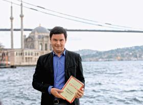 Thomas Piketty ze swoją książką.