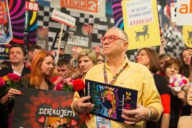 Owsiak to mężczyzna lat 63, żonaty, dwie dorosłe córki, zamieszkały w Warszawie.