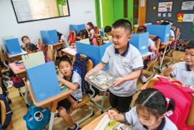 Rezultaty kampanii „Pusty Talerz” już widać na szkolnych stołówkach, Szanghaj.