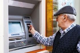 W ciągu 14 lat liczba oddziałów banków w Hiszpanii spadła z 46 tys. do 20 tys. Likwidowane są też bankomaty. Dziś niemal wszystkie sprawy bankowe można załatwić poprzez aplikacje lub kontakt telefoniczny z bankiem. To sprawia jednak spore problemy seniorom.
