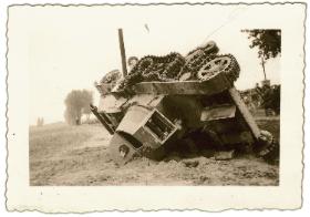 Wrak polskiego czołgu na polu bitwy.