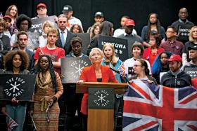 Świetny serial „Rok za rokiem” w swoim grubym katalogu lęków przed (niedaleką) przyszłością ma również strach przed rosnącą falą populizmu w polityce.