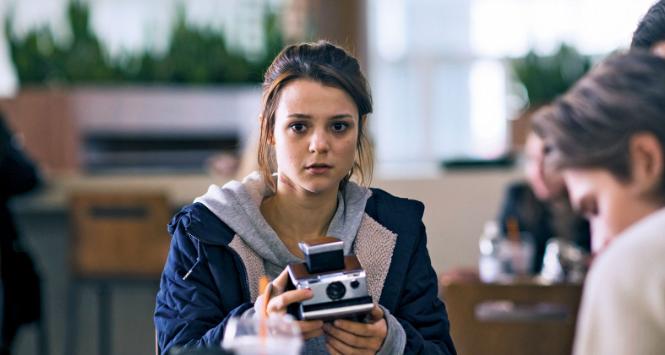Kathryn Prescott jako posiadaczka aparatu zagłady.