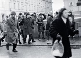 Pod pomnikiem Mickiewicza na Krakowskim Przedmieściu.