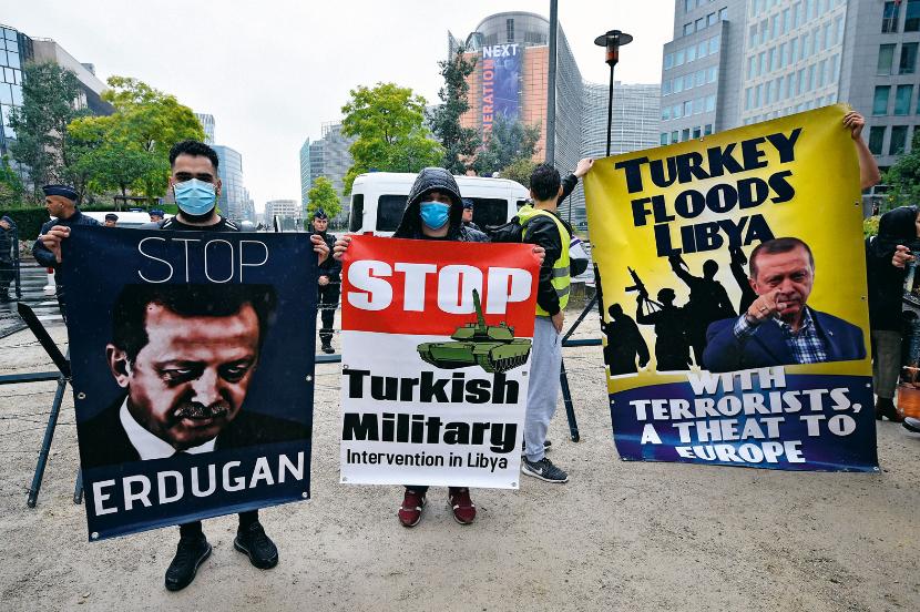 Ze strategicznego punktu widzenia Turcja jest bardzo ważnym krajem. Nie możemy nakładać na nią zbyt surowych sankcji – przekonuje Hans Kribbe (na zdjęciu demonstracja przed siedzibą UE w Brukseli w lipcu ub.r.).