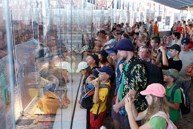 Tłumy w nowo otwatym pawilonie wystawowym.