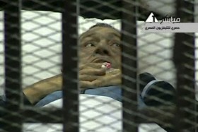Trudno przewidzieć, jaki wyrok zapadnie w procesie Mubaraka, ale jedno już wiadomo: krwawa rewolucja niewiele zmieniła w życiu politycznym Egiptu. Na fot. były prezydent w specjalnej klatce na sali rozpraw.