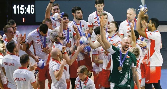 Polscy siatkarze z brązowym medalem mistrzostw świata na Filipinach.
