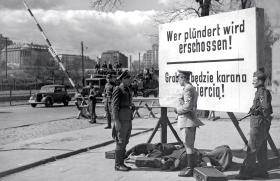 Kadr z filmu „Miasto nieujarzmione” (podtytuł „Robinson warszawski”) w reż Jerzego Zarzyckiego, 1950 r.