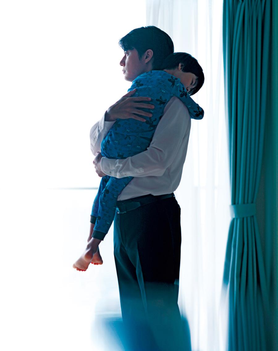 Masaharu Fukuyama w roli ambitnego ojca uczącego sie kochać swojego biologicznego syna.