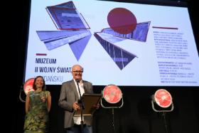 Nagrodę dla Muzeum II Wojny Światowej odebrał Jacek Droszcz ze Studia Architektonicznego KWADRAT oraz Magdalena Adamus, odpowiedzialna za architekturę wnętrz (LOFT).
