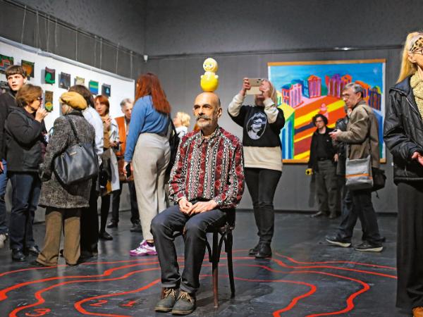 Serhij Anufrijew na swojej wystawie w Muzeum Sztuki Wschodu i Zachodu w Odessie