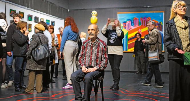 Serhij Anufrijew na swojej wystawie w Muzeum Sztuki Wschodu i Zachodu w Odessie