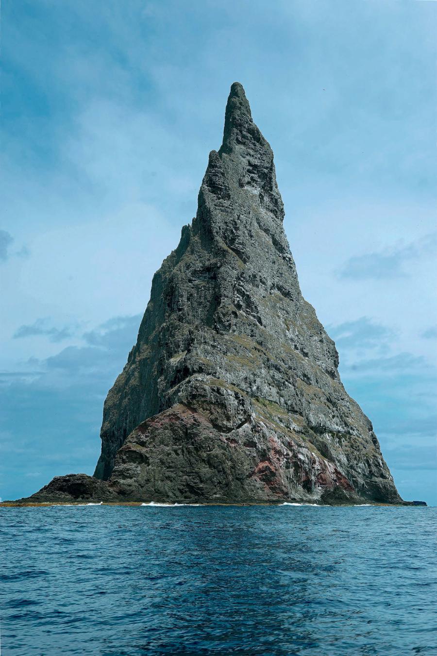 Niezwykła ­skalna iglica Ball’s Pyramid ­wznosi się ku niebu wprost z wody na wysokość 562 m; to także fragment Zelandii.