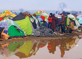 Uchodźcy koczujący koło greckiego miasta Idomeni w pobliżu przejścia granicznego z Macedonią
