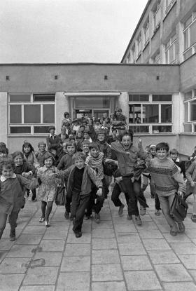 Do dziś zostało wiele budowanych wegług podobnego planu szkół z tzw. tysiąclatki, czyli planu budowy tysiąca szkół na tysiącletnią rocznicę chrztu Polski, która przypadała w 1966 r.  Na fot. jedna z takich szkół w Sulechowie, 1974 r.