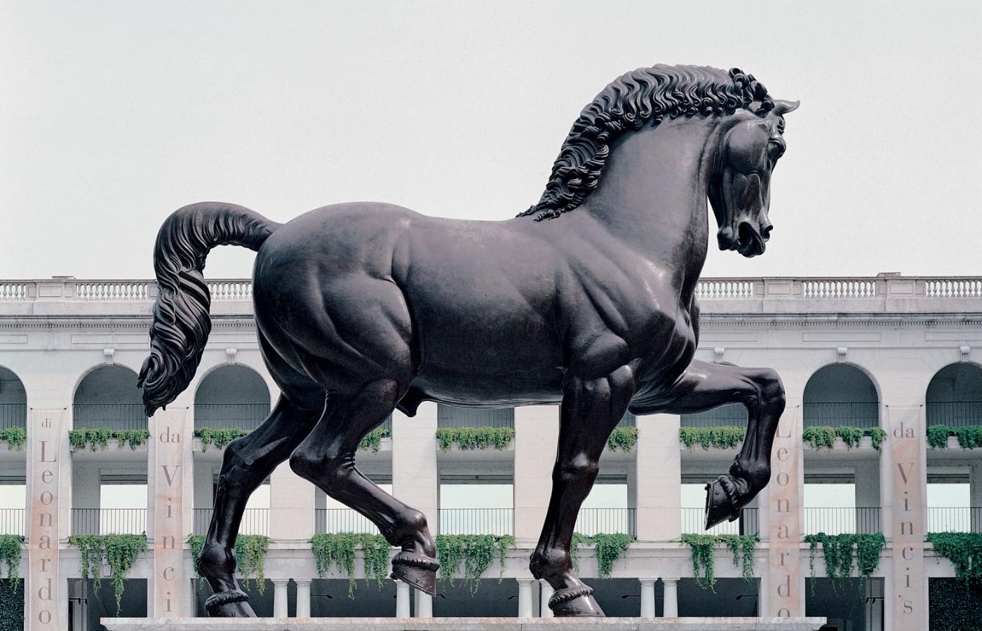 Koń z brązu wykonany według szkiców Leonarda w 1999 r. przez Ninę Akamu stoi w Mediolanie.