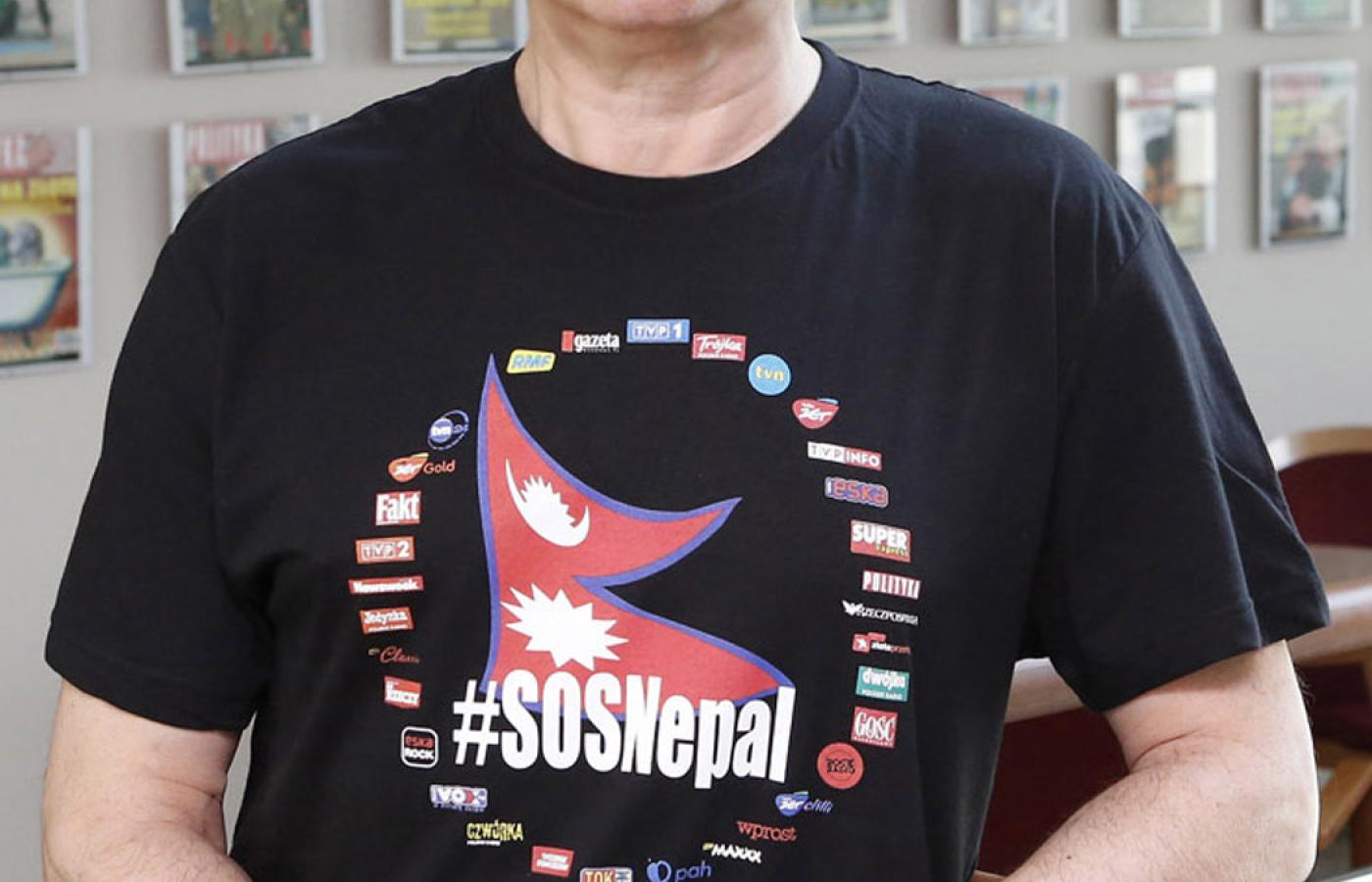 Redaktor naczelny POLITYKI Jerzy Baczyński w koszulce, ze sprzedaży której dochód w całości zostanie przekazany poszkodowanym w katastrofie w Nepalu.