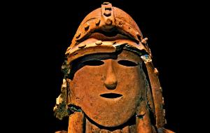 Haniwa – naczynie, (wojownik) wykonane z gliny, ustawiane wokół kofunów lub na ich powierzchni w okresie Starych Grobów (Kofun I), IV–VI w.