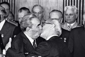 Słynny pocałunek Ericha Honeckera z Leonidem Breżniewem budzi emocje do dziś.