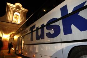 Słynny Tuskobus, który dowiózł premiera i całą Platformę do wygranej w wyborach parlamentarnych.