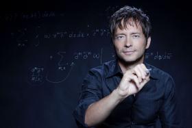 „Matematyka jest wszędzie wokół nas, w komputerach, internecie, GPS, grach wideo. Dlaczego nie uczymy młodych ludzi właśnie tego, a karmimy ich wciąż tymi samymi treściami”.