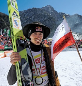 Adam Małysz. Nawet pod góralskim kapeluszem skoczek nosił czapkę z logo sponsora.