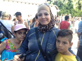 Elham Antoine Antoun, Libanka z Syrii, i jej dwójka (z trójki) dzieci: Hiba – 10 lat i Ali – 8 (w wózku śpi jeszcze Hossein – 2 i pół roku). Mąż przepadł bez śladu w Damaszku.