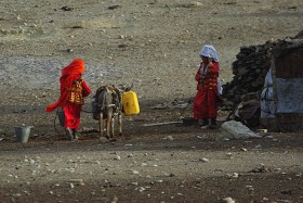 Powrót z wodą do jurty pełniącej rolę ogólnoobozowej kuchni.