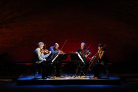 Z obserwacji działań Kronos Quartet wyłania się obraz ludzi, dla których ważna jest nie tylko sama muzyka, ale także jej kontekst i oddziaływanie.