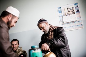 Afgańczycy przekonują, aby przy następnej wizycie przywieźć leki, bo tych brakuje najbardziej. Ciepła, zielona herbata powoduje, że zdejmujemy hełmy. Atmosfera się rozluźnia. Na chwilę zapominamy, że jesteśmy na wojnie.