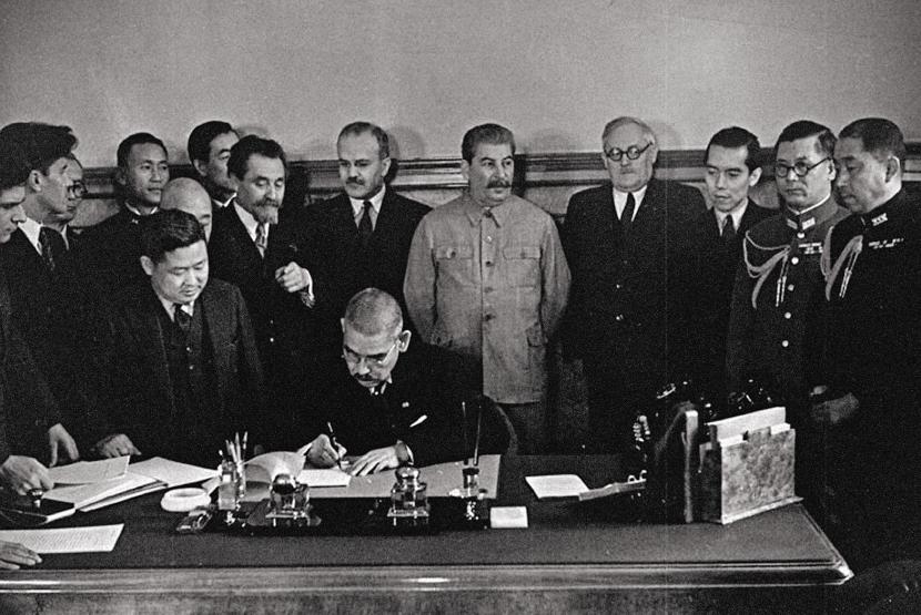 Yosuke Matsuoka u Stalina (podpisanie układu Matsuoka-Mołotow, 1940 r.).