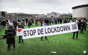 Amsterdam, protest przeciwko lockdownowi i godzinie policyjnej, wprowadzonej w Holandii pierwszy raz od zakończenia drugiej wojny światowej.